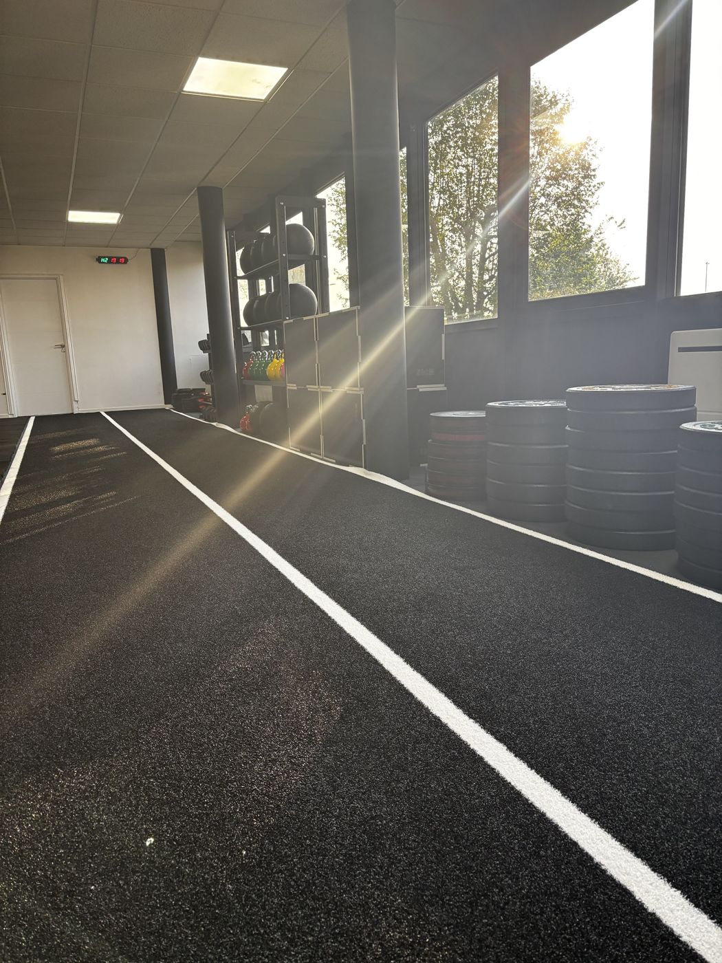 La piste de sprint et le matériel d'OMEGA baignés de soleil